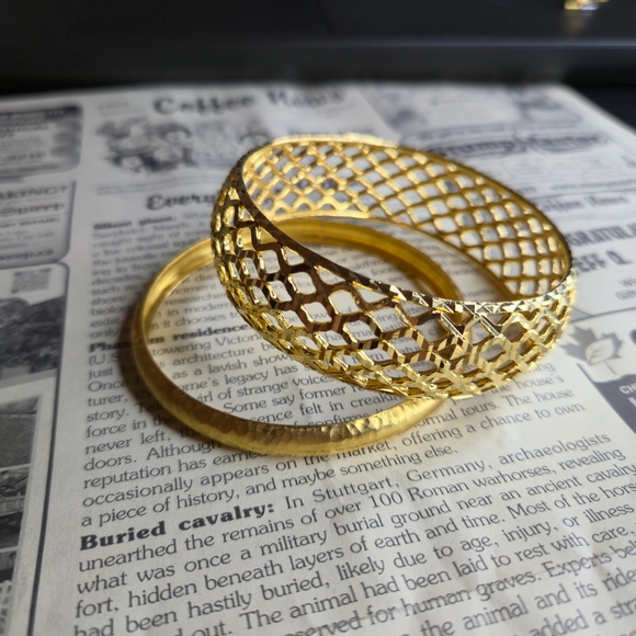 Jewelry - VINTAGE Basket Weave Bangle Bracelet - Gold Tone